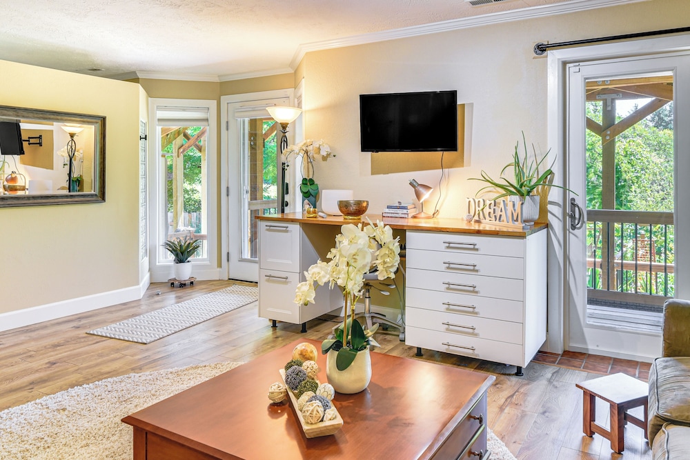 Backs to Wetlands: Tranquil Beaverton Retreat!