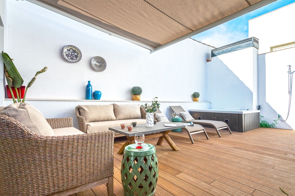 Marvelous 2-bedroom Apartment With Terrace in Triana. Castilla II