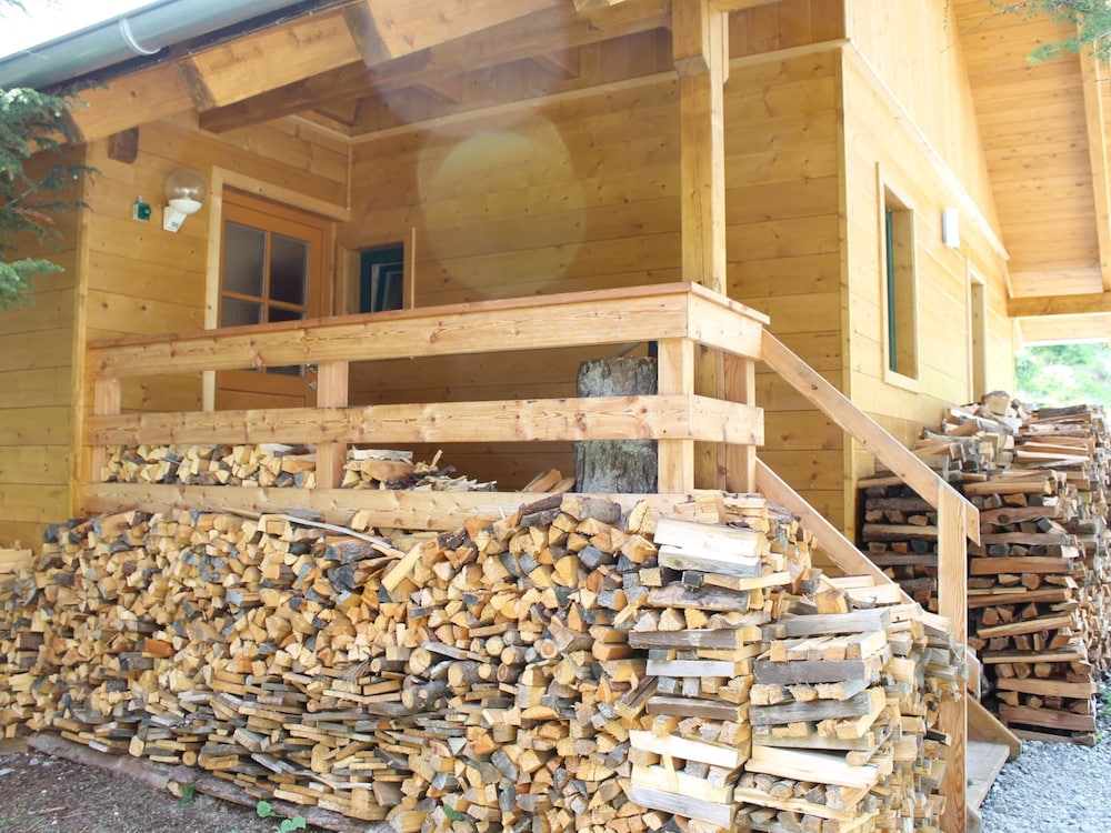 Sunlit Cabin With Jacuzzi in Turracherhohe