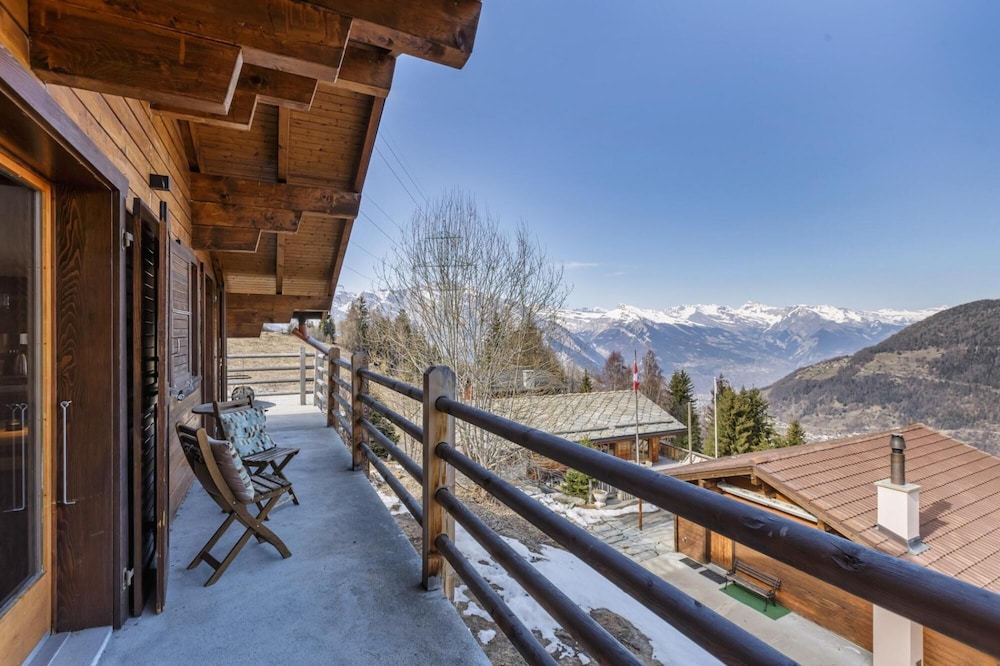 Chalet Capricorne -impeccable Ski in out Chalet With Sauna and Views