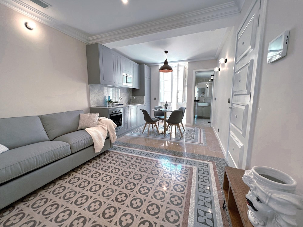 Maltese Style 1-bedroom Apartment With a Patio