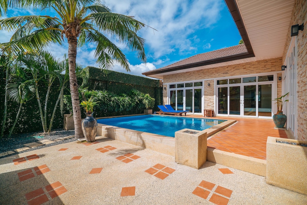 Rawai Private Villas - Pool and Garden