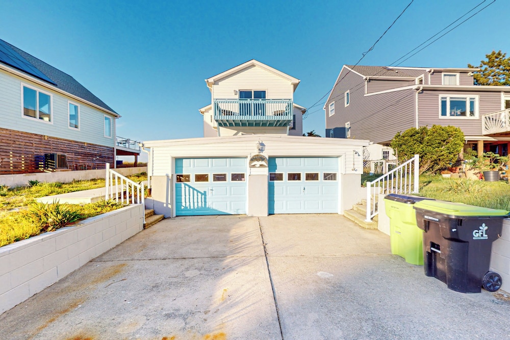5BR Beachfront Home w/ Large Deck, Grill, W & D
