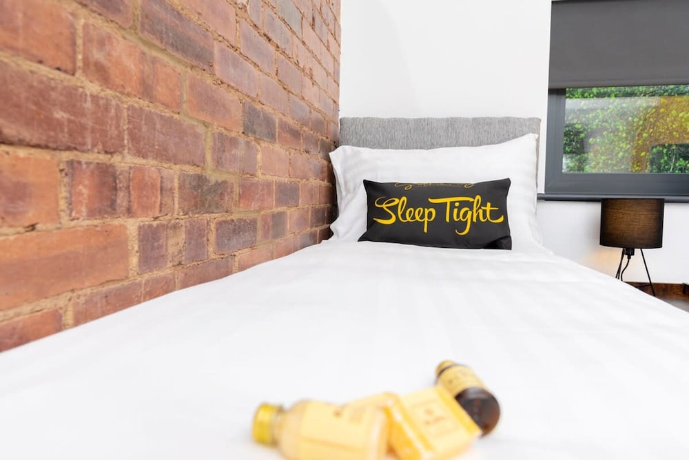 The Headingley House Leeds - Hot Tub - Sleeps Up to 12 view 5