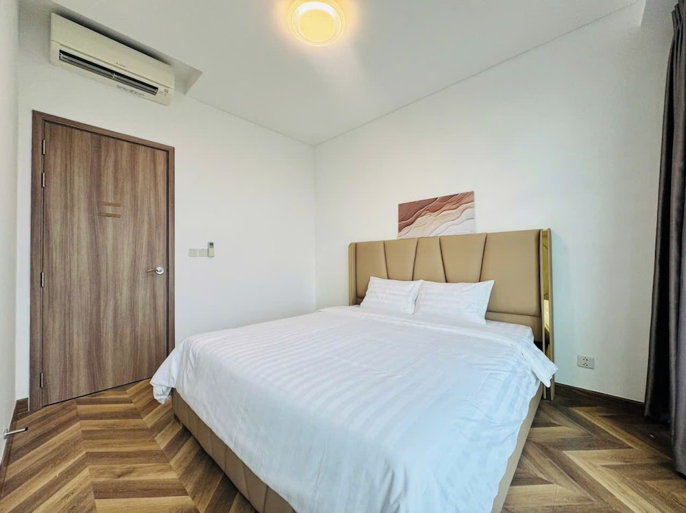 Skyway White & Silver Riverside Resident - Binh Thanh, HCM