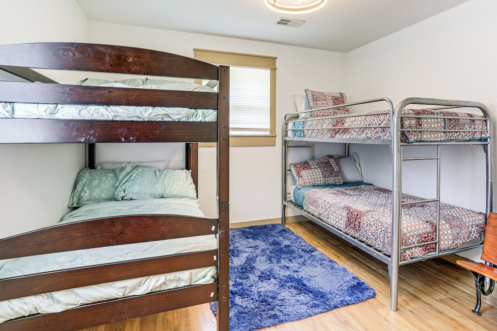 3 Mi to Spring River: Fully Furnished Outdoor Gem!