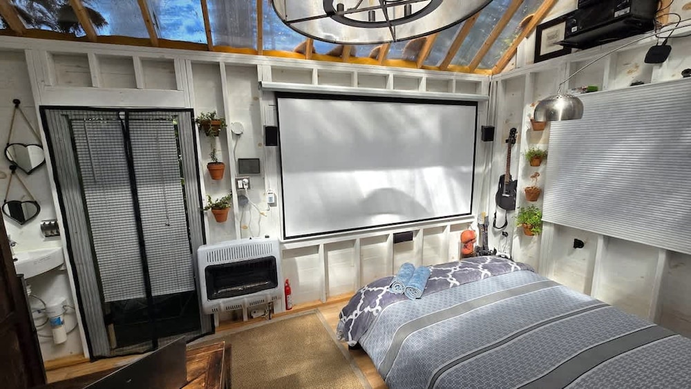 2 Romantic Island Cabins for 5 - Hot Tub Boat