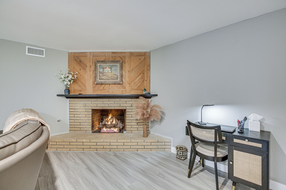 Fireplace, Hot Tub, Patio & Bbq: San Diego Home