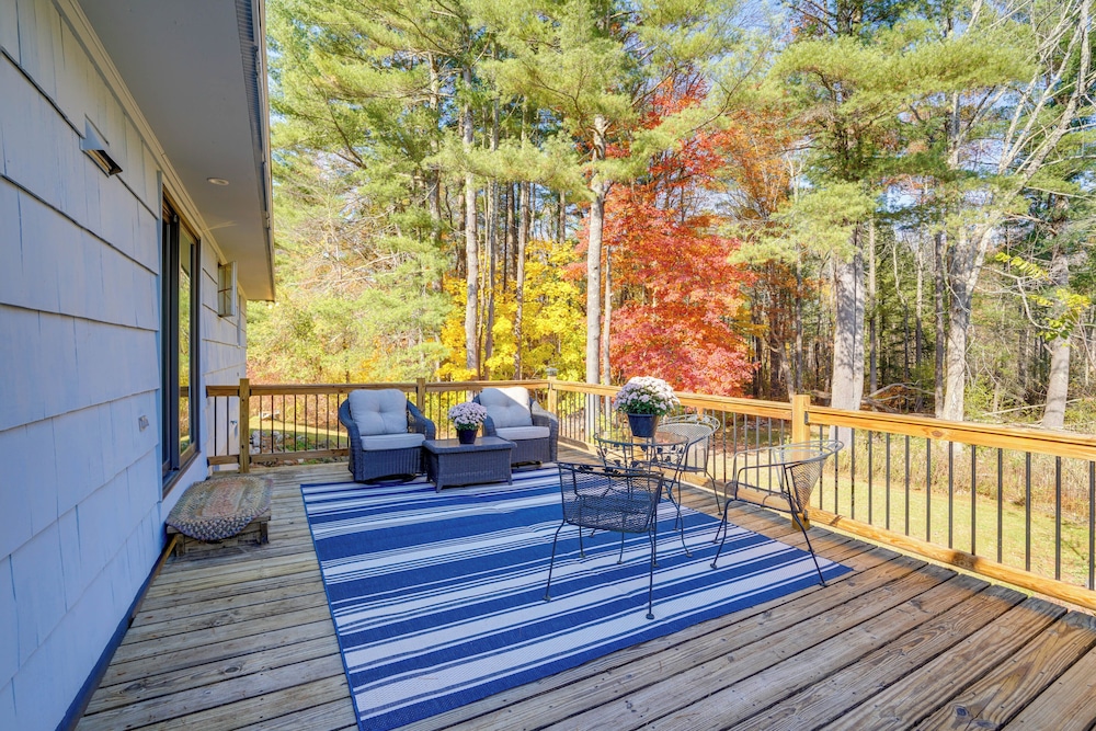 1 Mi to Dtwn: Cottage w/ Large Yard in Stockbridge