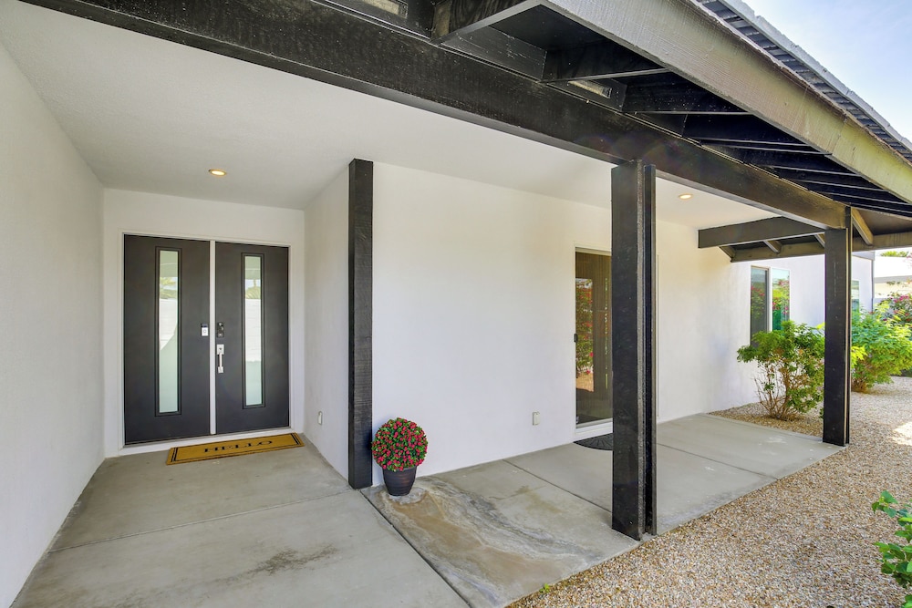 Mtn Views & Outdoor Oasis: Palm Springs Getaway