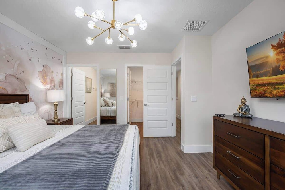 Beautiful 4BR Home w/ Modern Design