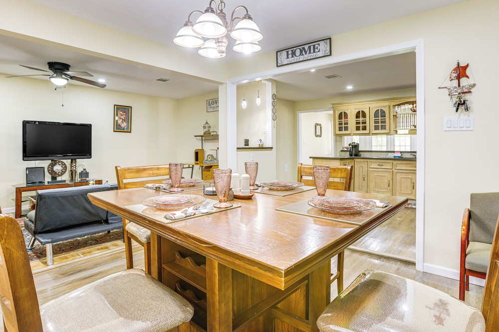 7 Mi to Dtwn Houston: Family Home w/ Patio & Yard