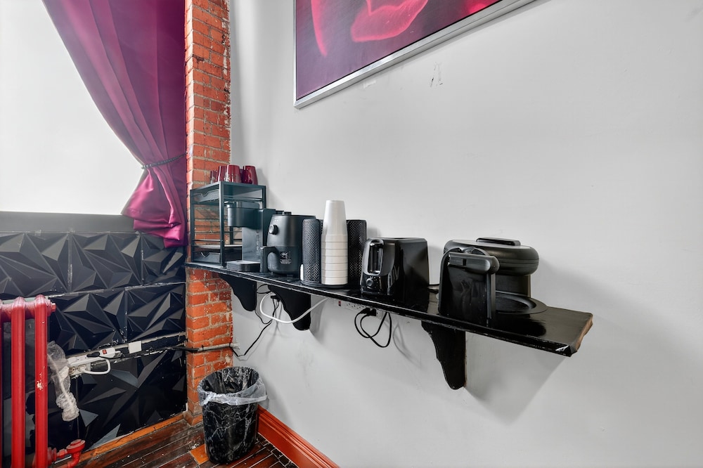 Beautiful 'rose Themed' Loft Near Downtown Detroit 1 Bedroom Apts