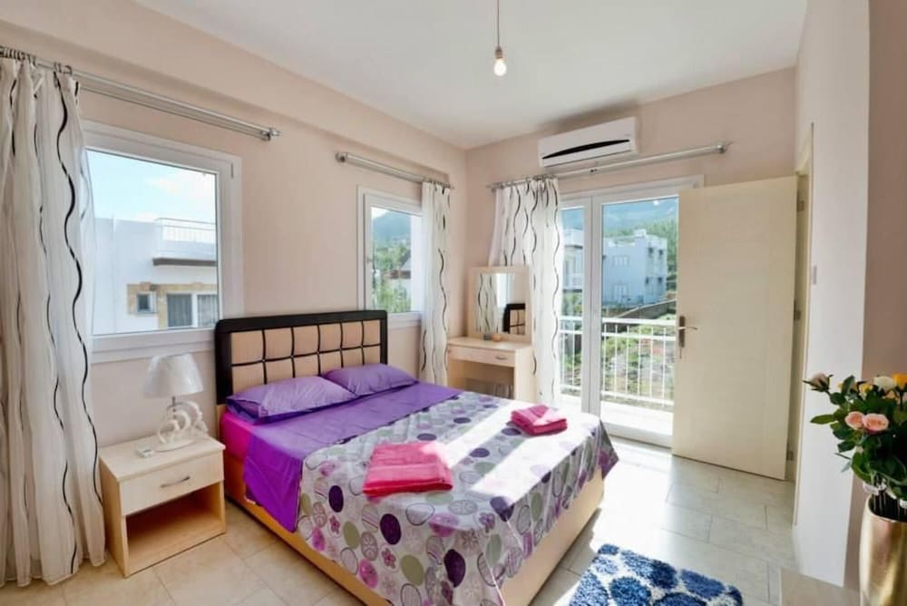 House With Shared Pool and Terrace 9 min to Beach