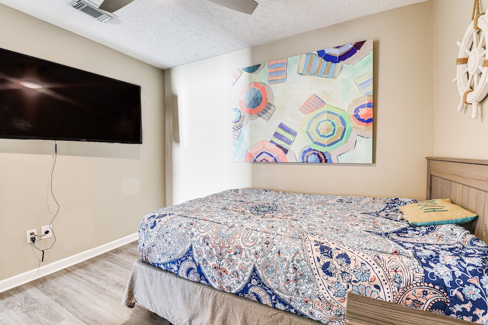 Charming PCB Home ~ 1 Mi to Beach Access! view 4