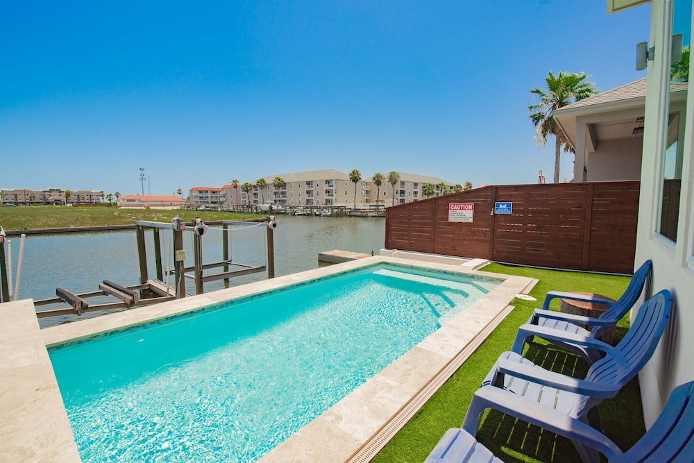 Waterfront Condo With Rooftop + Pool + Boat Slips