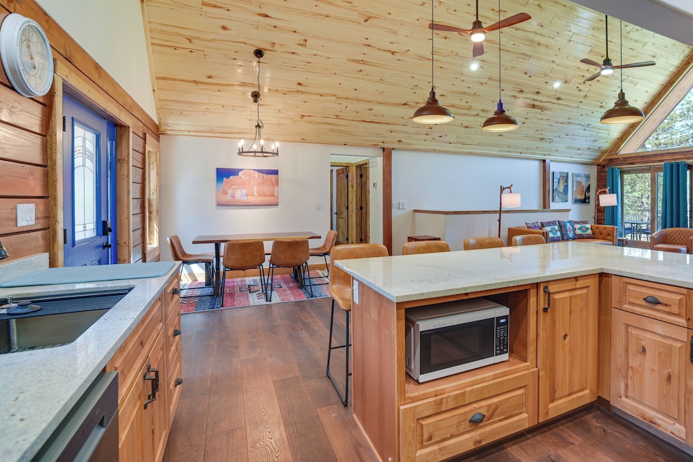 3 Mi to Resort: Year-round Angel Fire Getaway!