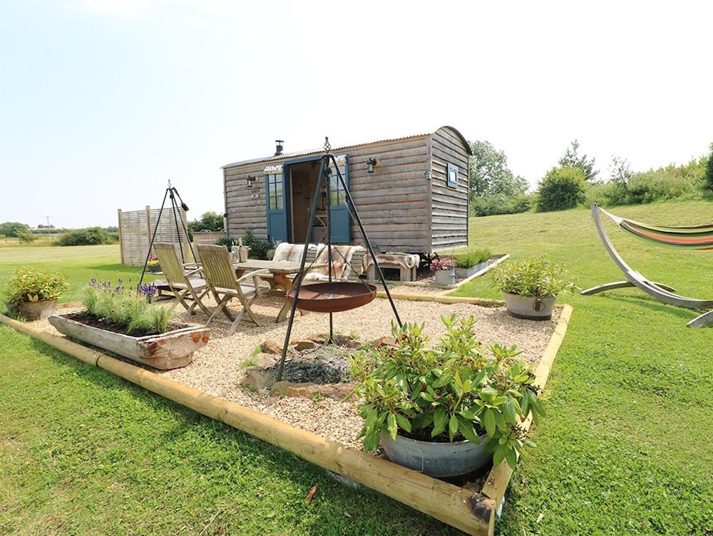 Shepherds Hut-wellnessspa-woodburner- Hottub-wifi