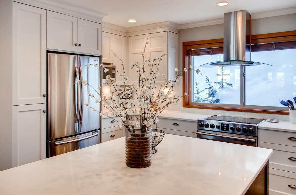 385 Moonshine Crescent by Okanagan Premier