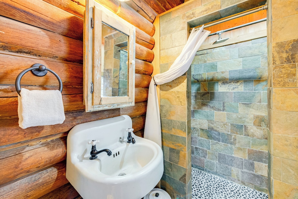 ~ 13 Mi to Main St: Park City Cabin w/ Mtn Views!