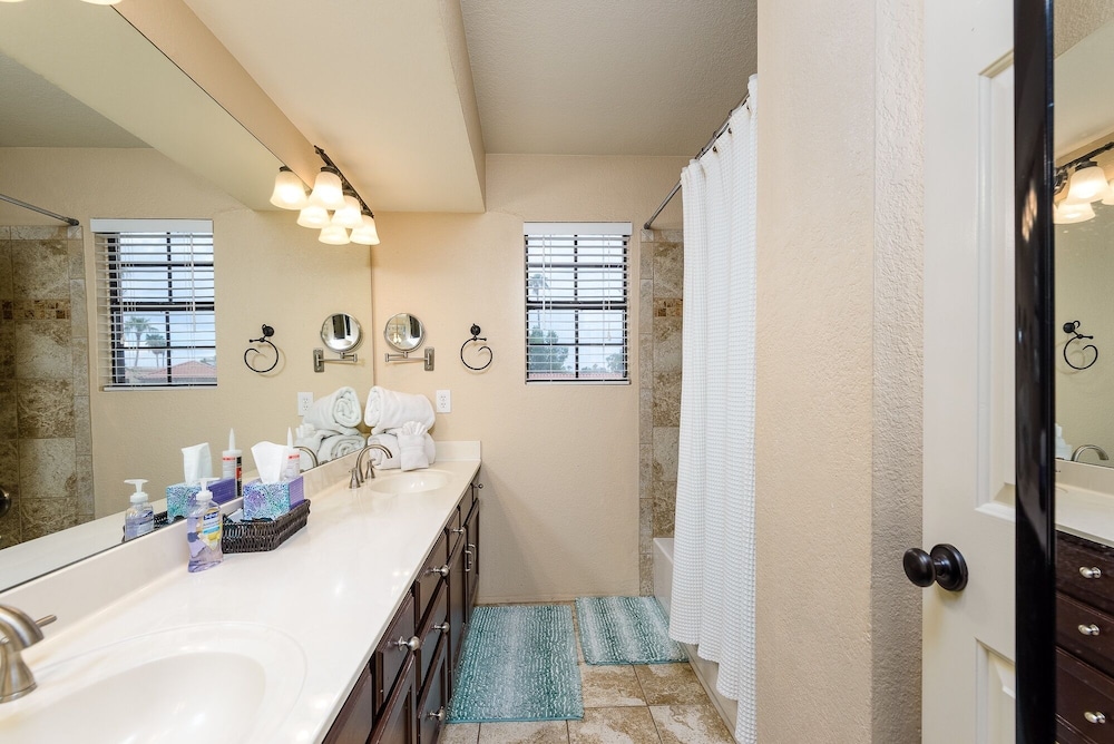 Casa Kierland 4 Bedroom Home by RedAwning