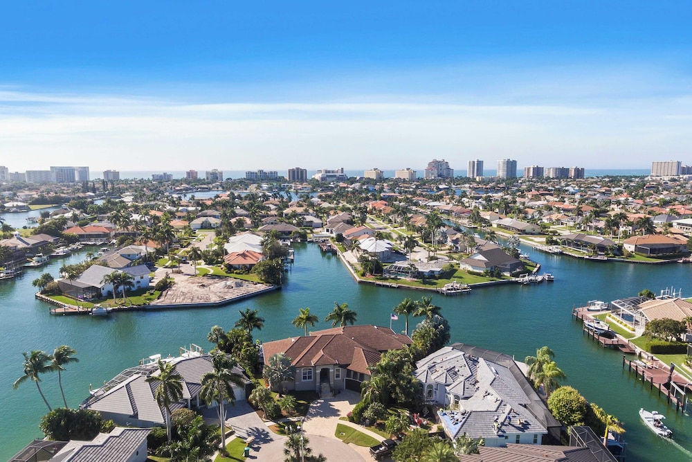 Marco Polo by Avantstay Waterfront 5bdr, Pool, Spa, Fire Pit, Walk to Beach