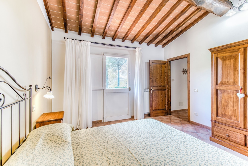 Ribes Family Apt Shared Pool,volterra view 4
