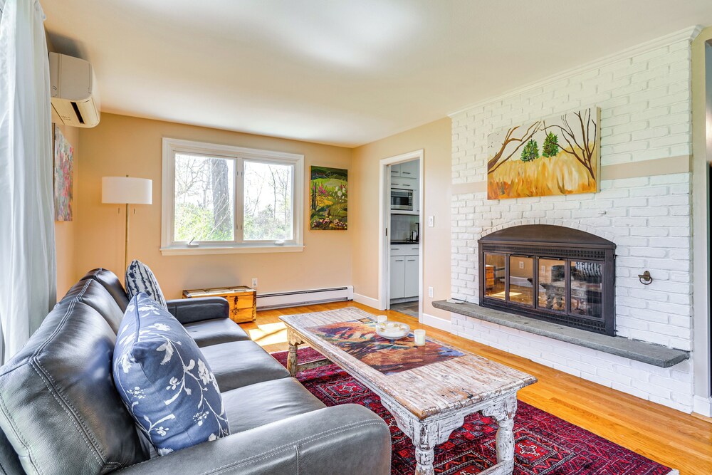 3 Mi to Cape Cod Bay: Marshfield Home w/ Balcony!