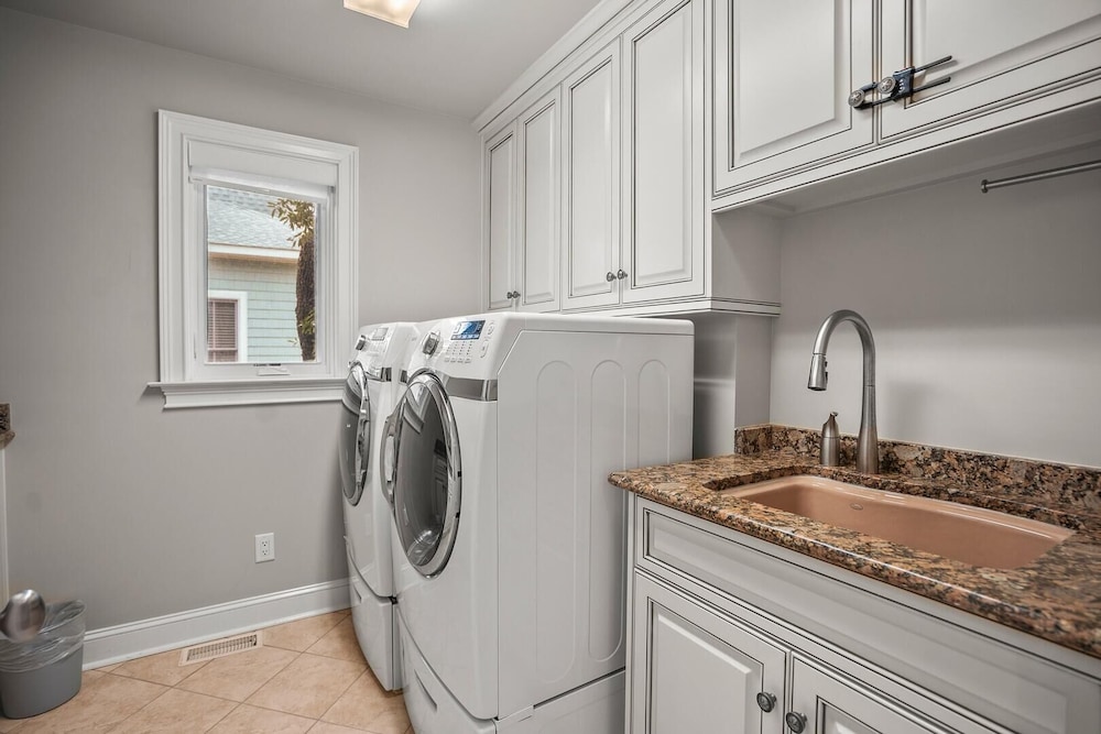 Elegant, Marsh-front 5-bed, 4-bath Home, Sleeps 12