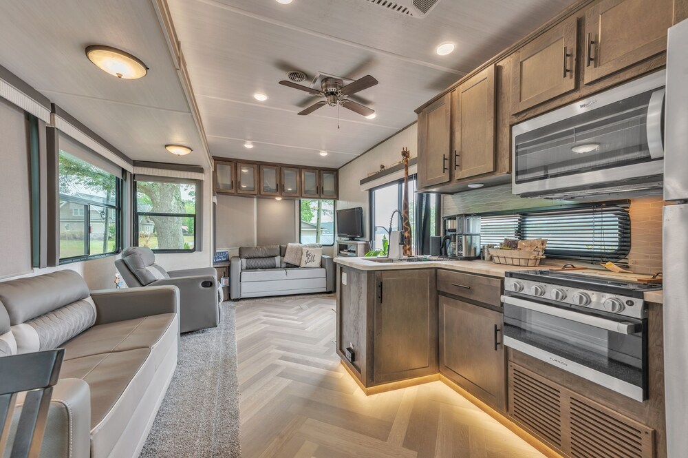 Lakeside Retreat On Neely Henry Lake 1 Bedroom Villa by RedAwning - Property Image 29