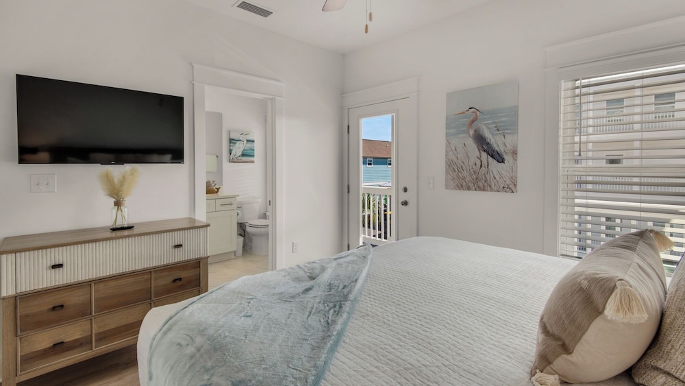 Sleep up to 28 - 2 Homes Side by Side - Close to Beach & Community Pool!