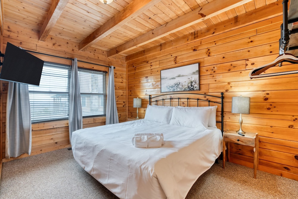 Cozy Cabin Hot Tub Balcony Golf Simulator Near Pigeon Forge Smoky Mountain Group Retreat Mountains Are Calling by Avantstay