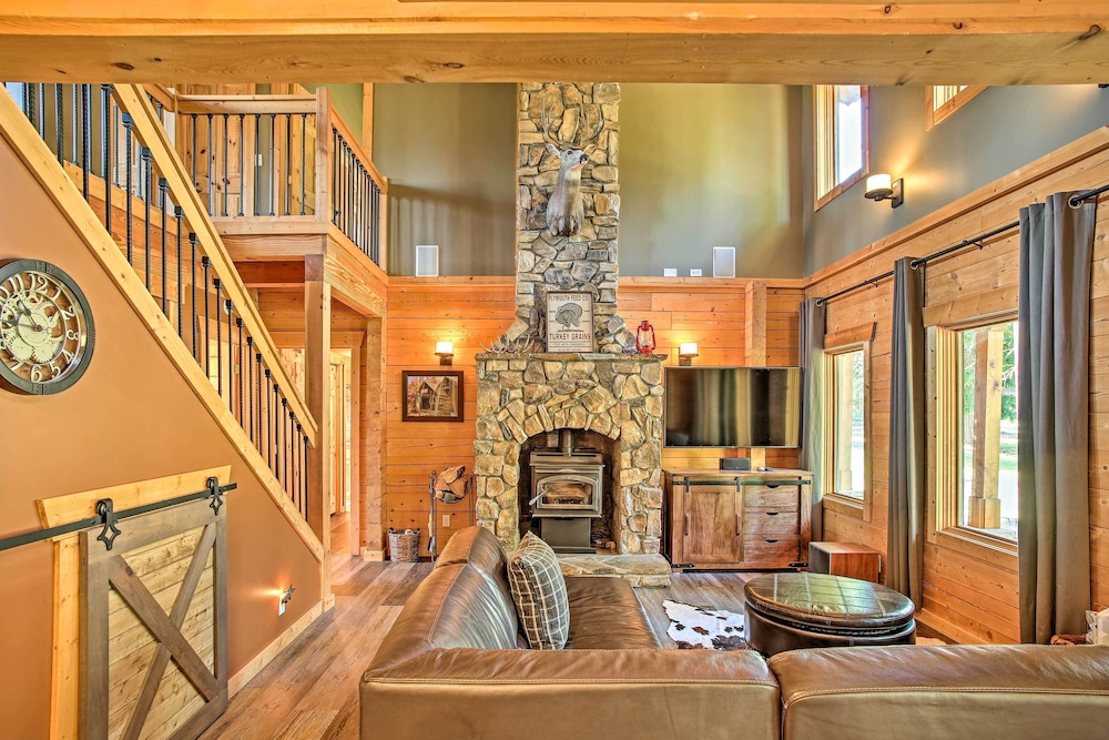 Luxury Lodge: Hot Tub, Snowmobiling & ATV Access! view 3