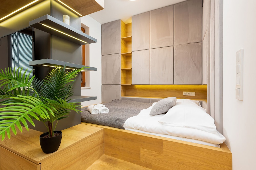 Studio Warsaw Grzybowska by Renters view 2