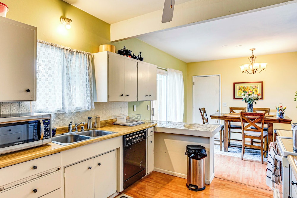 Seatac Home w/ Patio & Grill - 3 Mi to Airport!