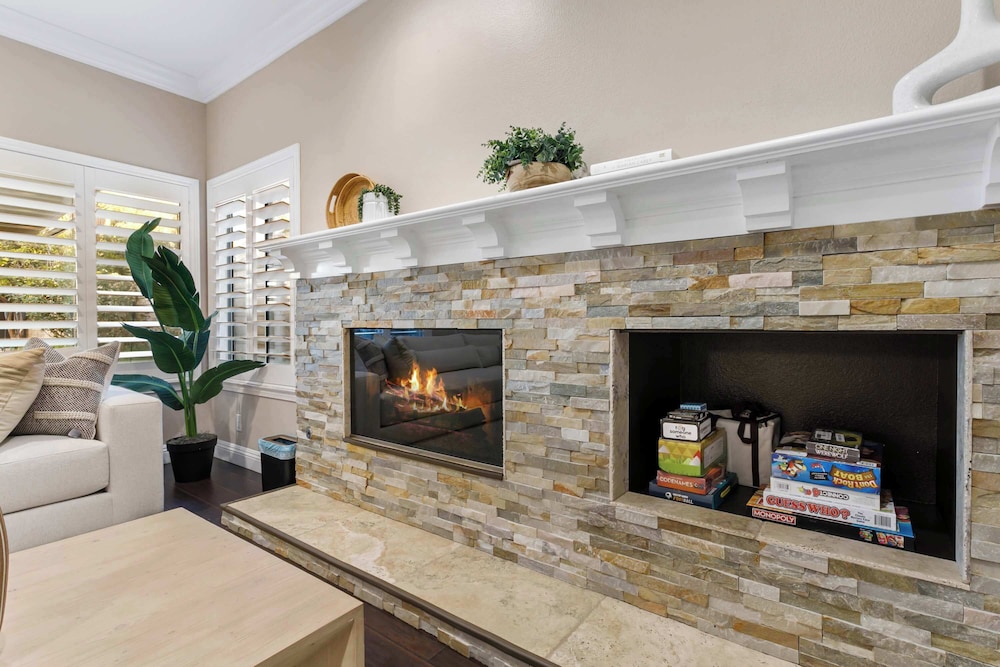 Luxury Pool Home w Theater Games & Mountain View