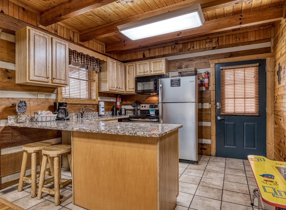 Er18 - The Lazy Bear View Great Location - Close To Town! 1 Bedroom Cabin by RedAwning view 2