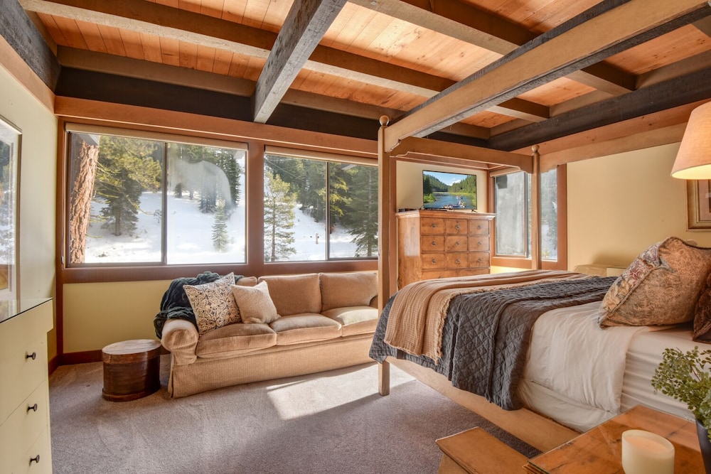 Joy on the River Stunning Waterfront Home for 10