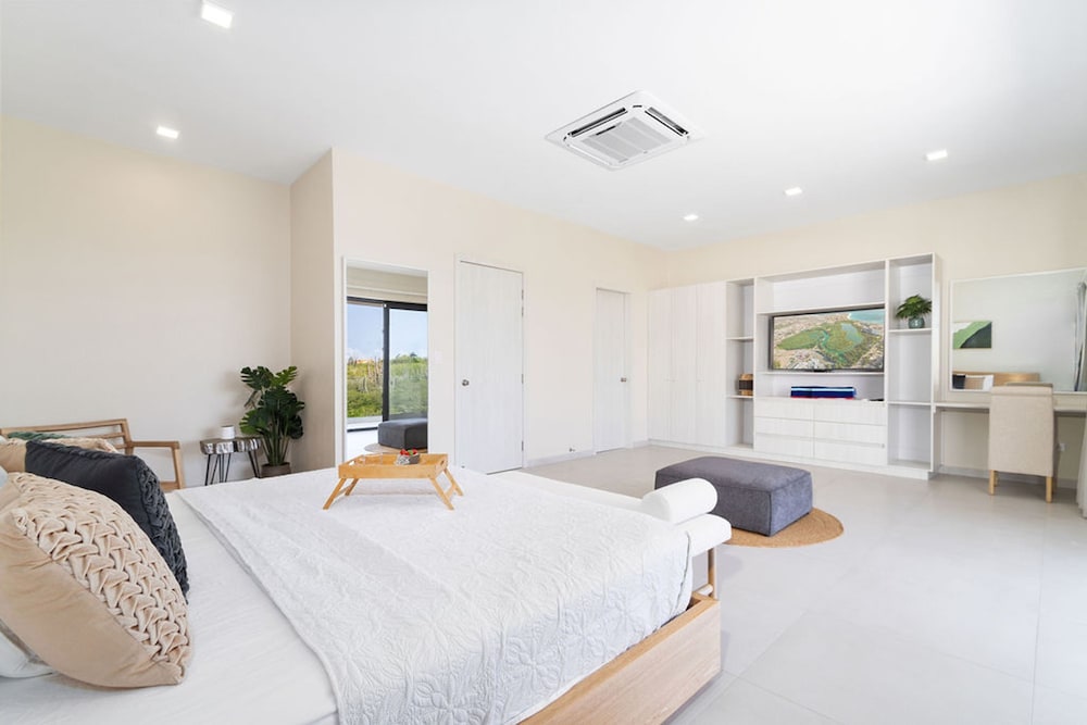 High-end Villa Walk to Beach Pool Ocean View