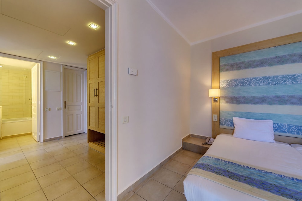 ROBINSON DAIDALOS photo 4