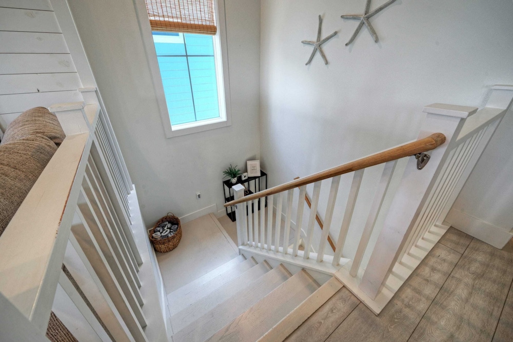 Luxury 4bdr Beach Retreat w/ Private Pool Walk to Dining + Shops Shore Thang