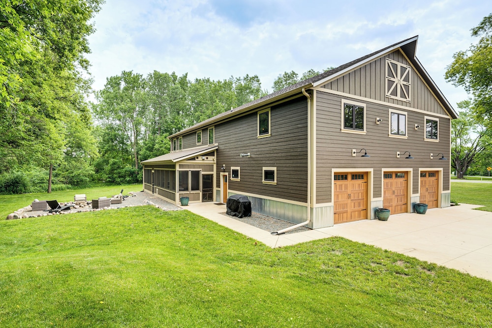Luxe Barndominium Retreat Near Blue Spring Lake!
