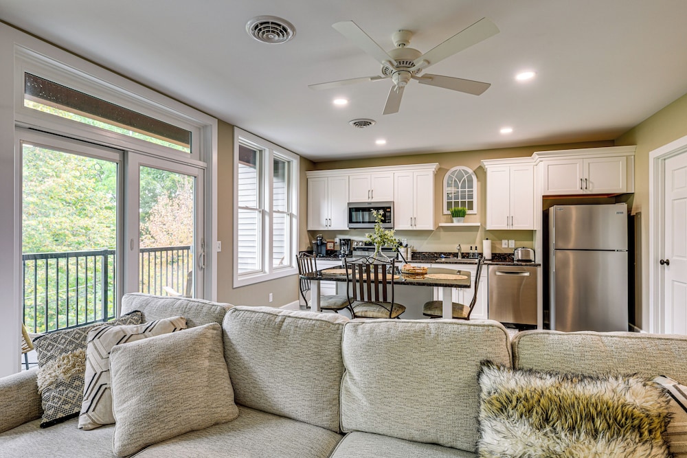 Luxurious 'litfin Loft' - Walk to Main St Akron