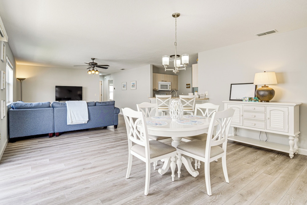 6 Mi to Lake Sumter Landing: Home w/ Perks!