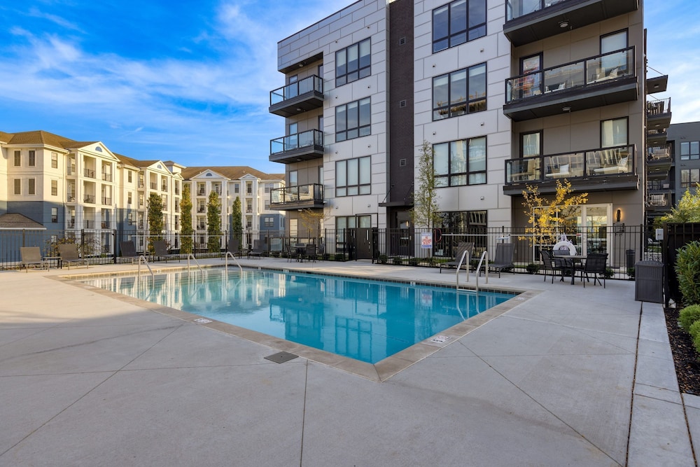 Wonderstruck Walkable Midtown Location at Odyssey Pool BBQ Fitness Room