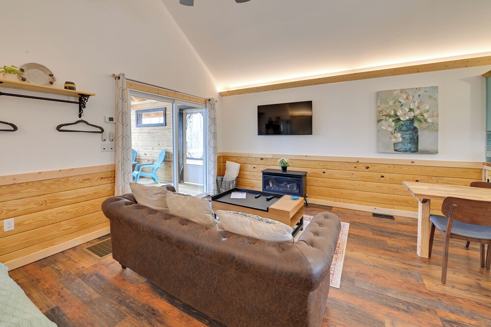Hot Tub & Fire Pit: Romantic Getaway in Frenchburg
