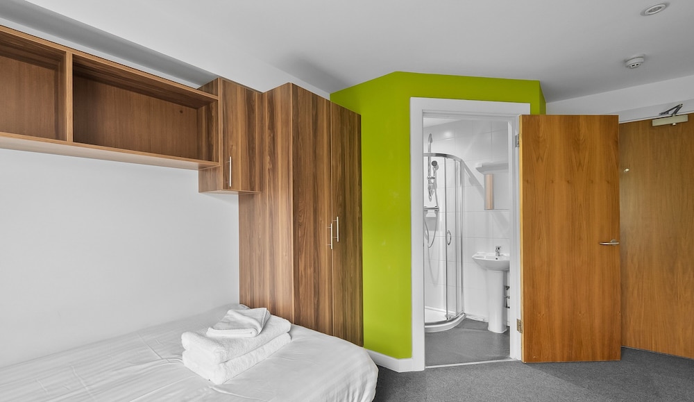 8 Bed Apartment @ Derriford Stays by Pureserviced