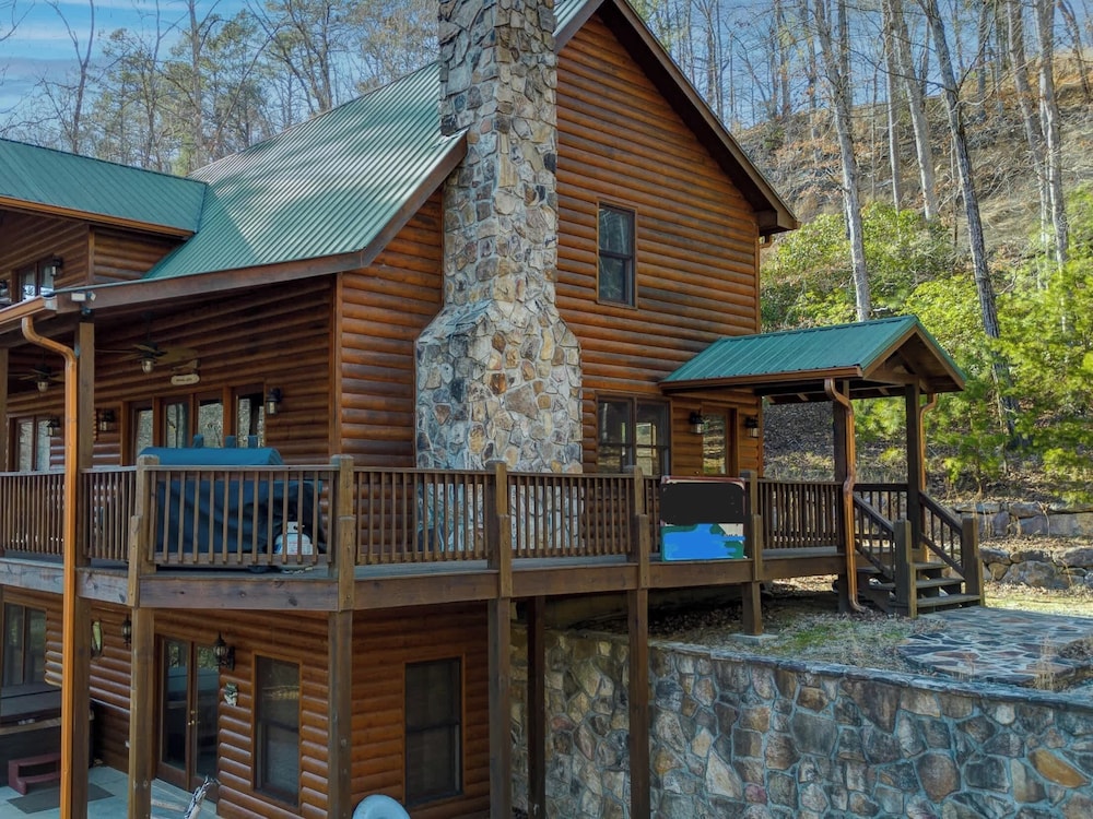 New! Riverfront Retreat Sleeps 12 Ellijay