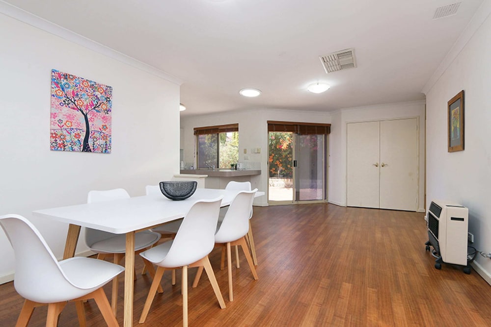 Stunning 3 Bedroom House With Garden, Close to CBD view 5
