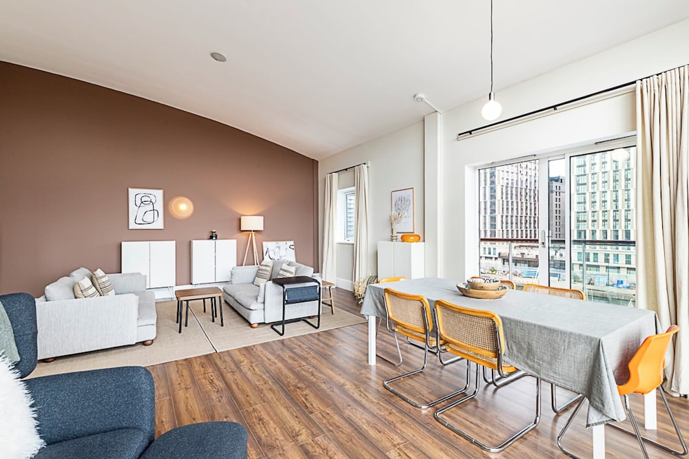 Bright and Stylish Riverside Haven in Canary Wharf